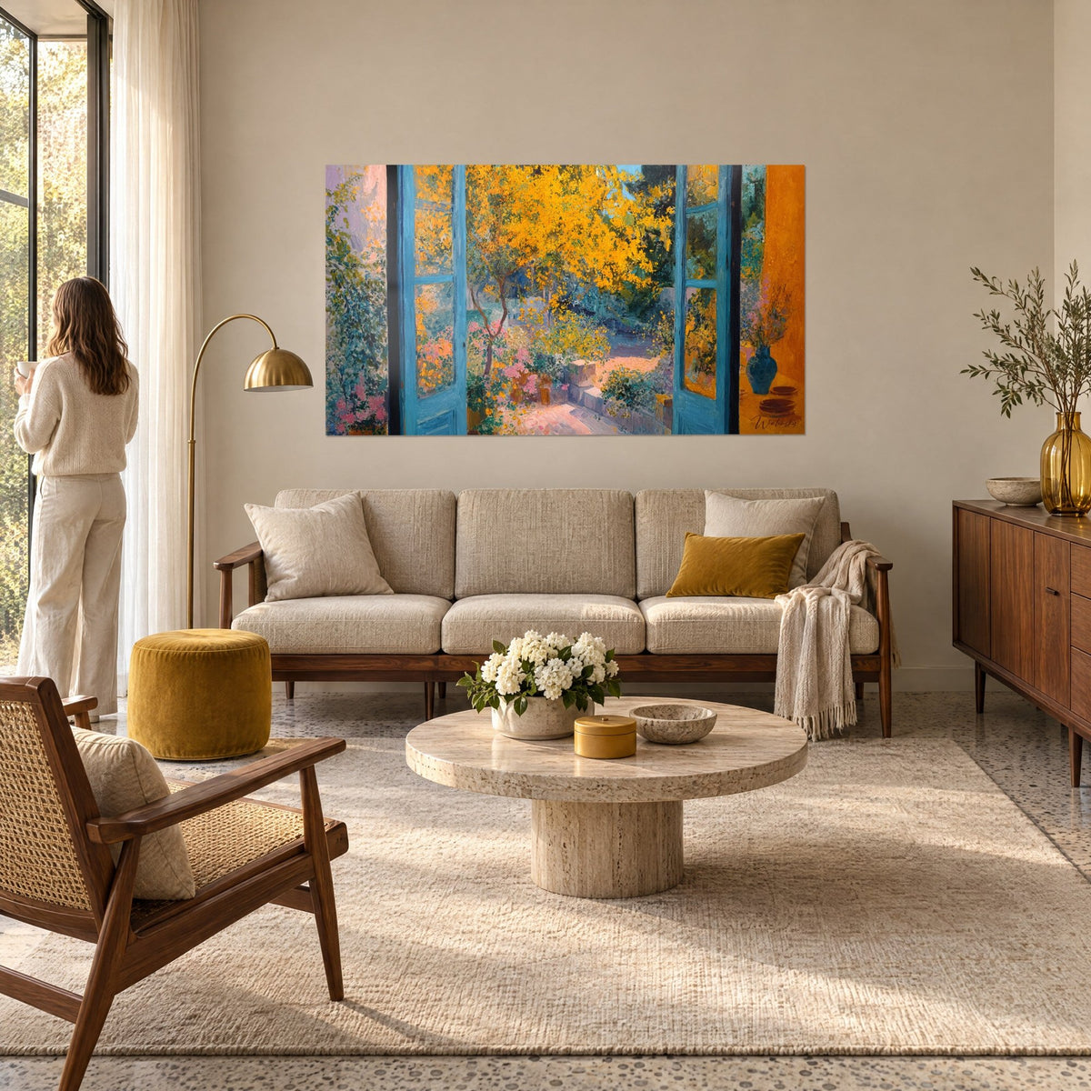 Gemälde mit leuchtendem Mimosenbaum hinter einer türkisfarbenen Fenstertür, safrangelb und rosa, über einem Sofa in einem hellen Wohnzimmer