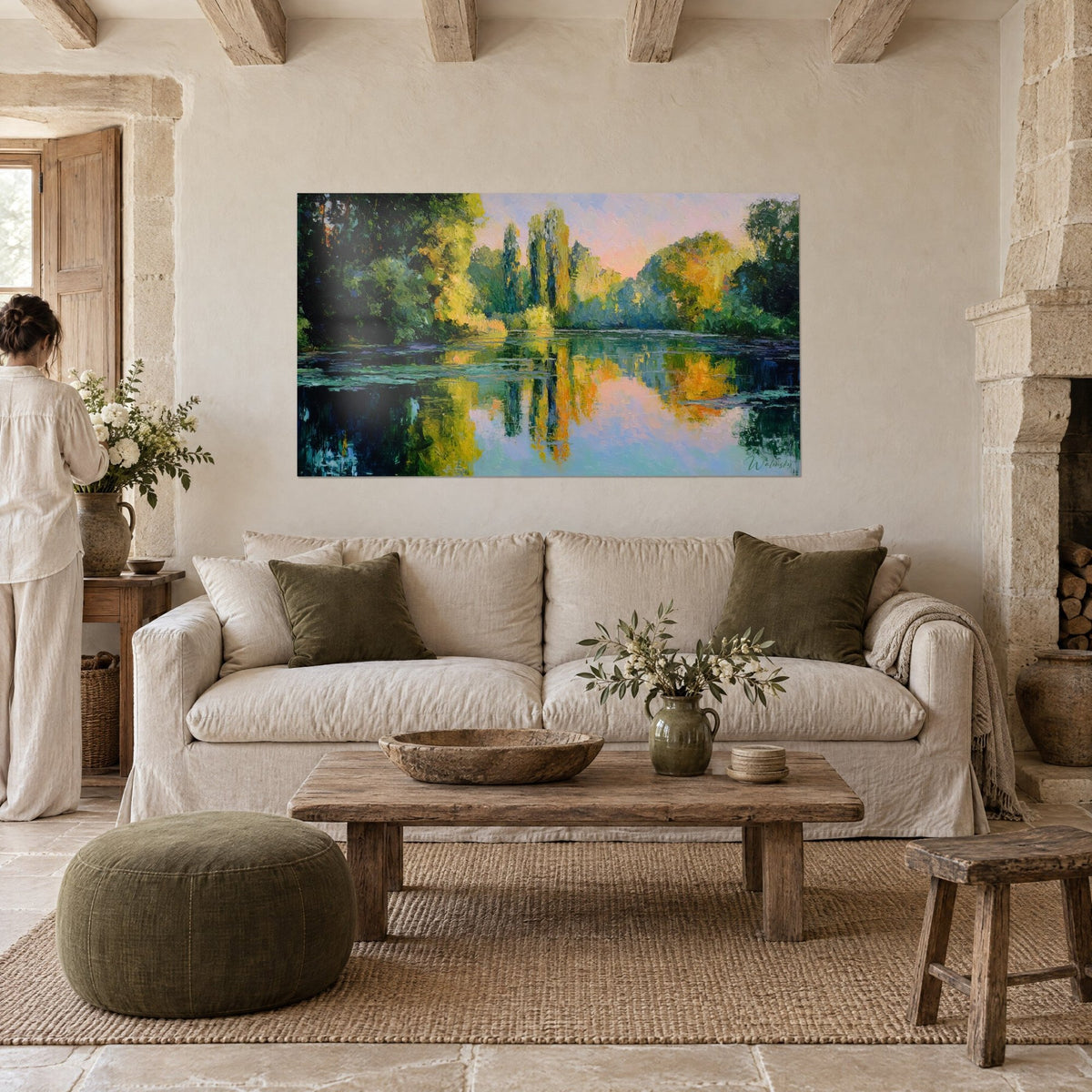 Gemälde ruhiger Teich mit goldenen Pappeln, safrangelbe und tiefgrüne Spiegelungen, über einem Sofa in einem hellen Wohnzimmer