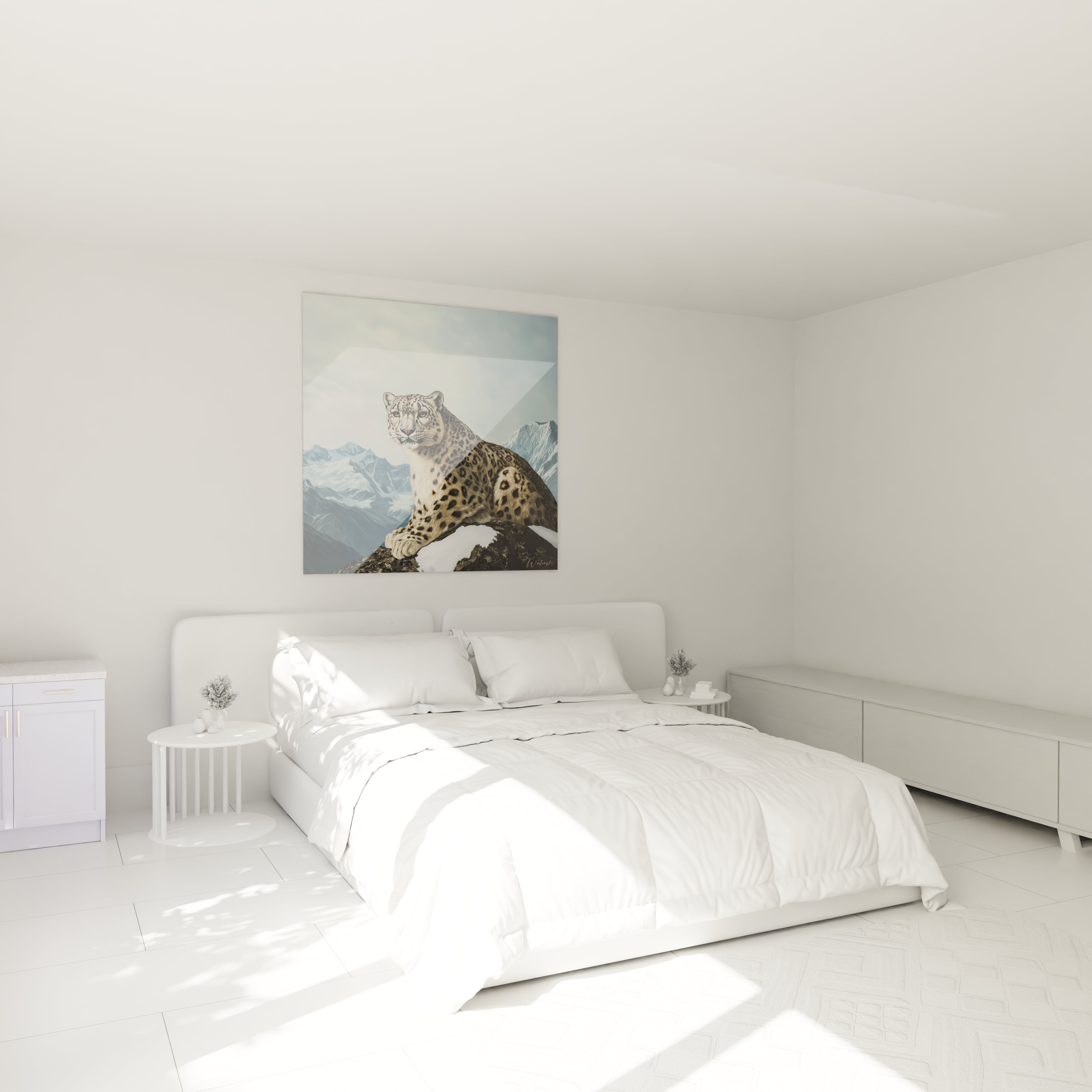 Tableau panthère des neiges Walensky accroché au-dessus d'un lit blanc dans une chambre moderne lumineuse