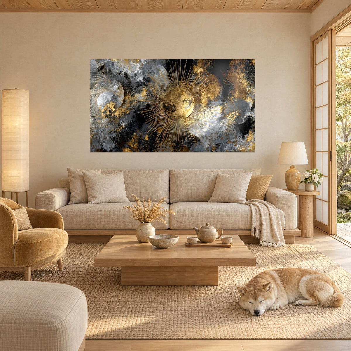 Gemälde goldener strahlender Mond mit goldenen und perlgrauen Glanzlichtern, ein schlafender Shiba auf dem Teppich, über einem Sofa in einem hellen Wohnzimmer