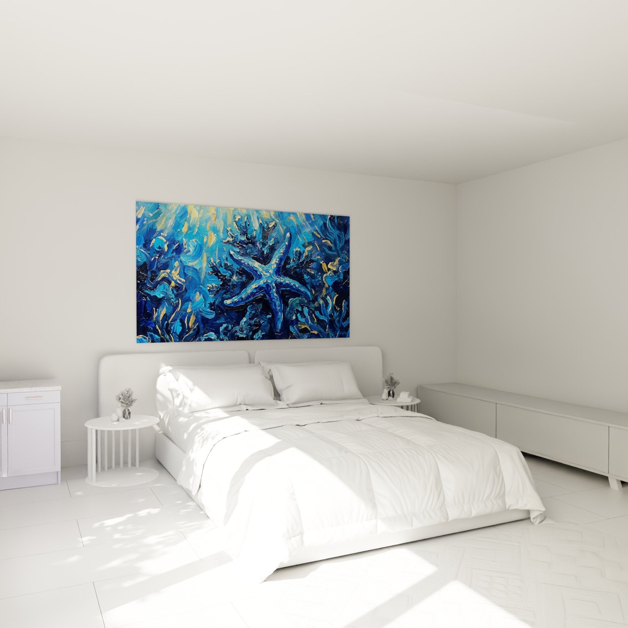 Schlafzimmer-Dekoration mit abstraktem blauen und goldenem Ozean-Gemälde an der Wand aufgehängt, Seestern-Edition