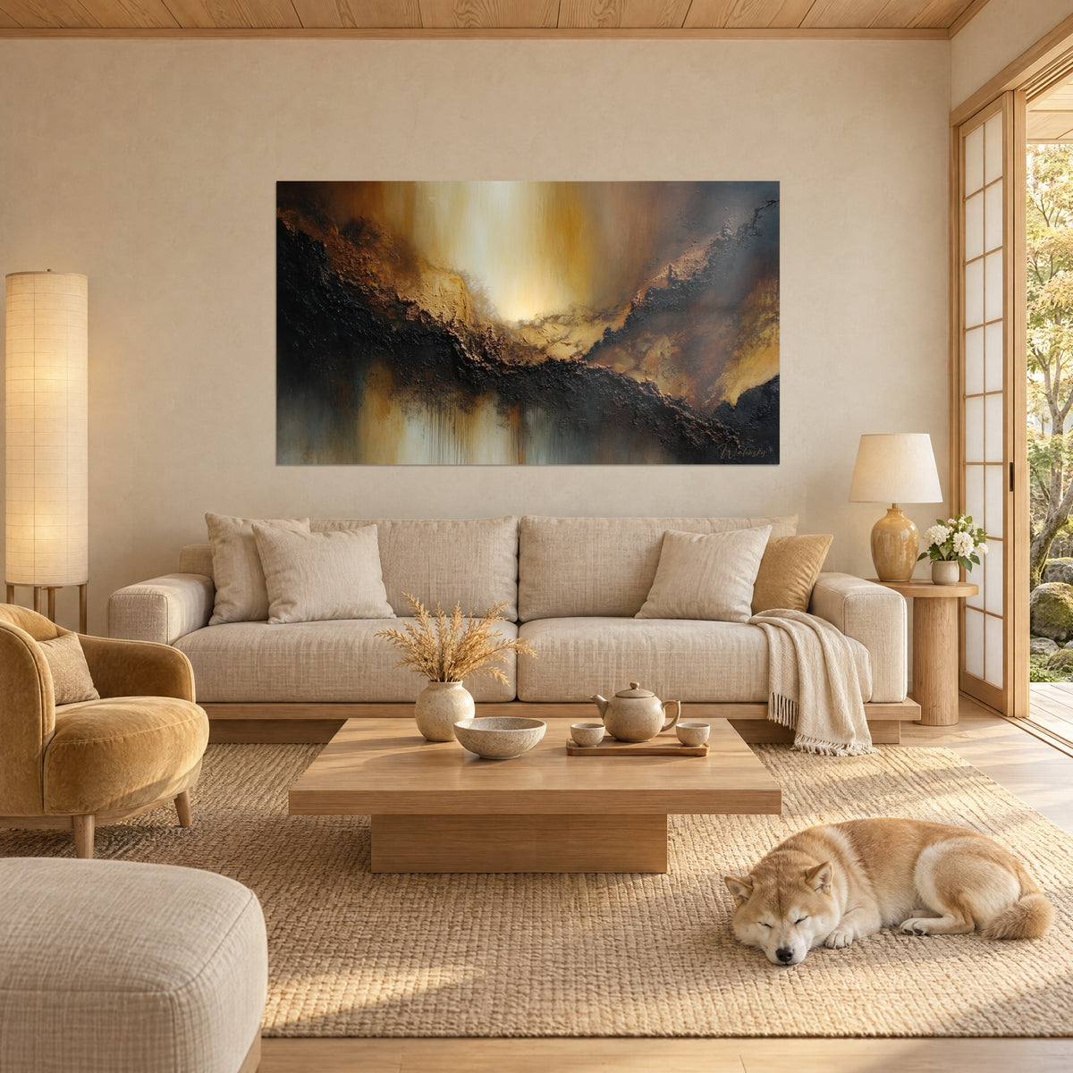 Gemälde abstraktes Landschaftsbild in Ocker und Schwarz, leuchtende goldene Bruchlinie, über einem Sofa in einem hellen Wohnzimmer