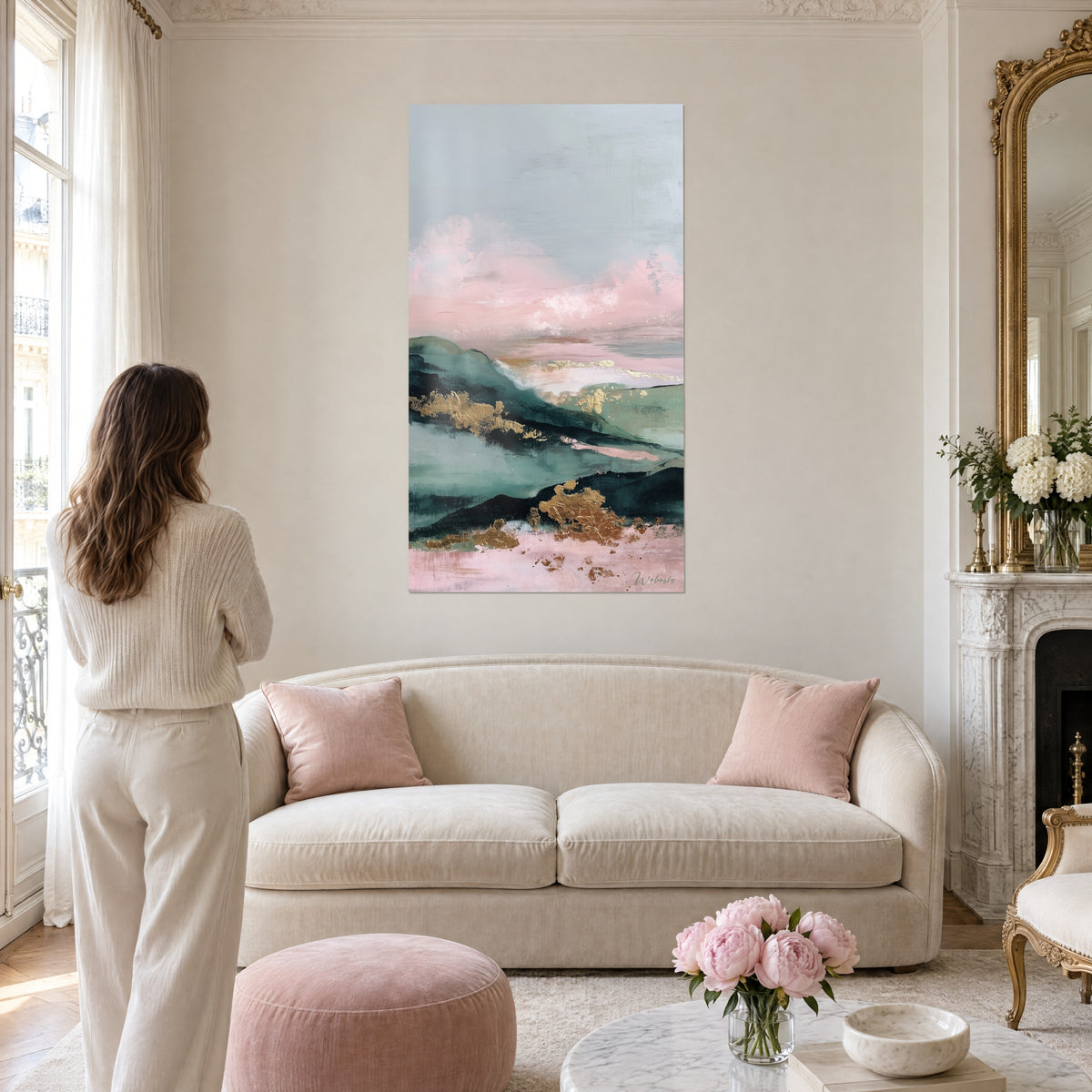 Gemälde abstrakte Landschaft in Rosa und Smaragdgrün mit goldenen Akzenten, Frau von hinten, über einem Sofa in einem hellen Wohnzimmer