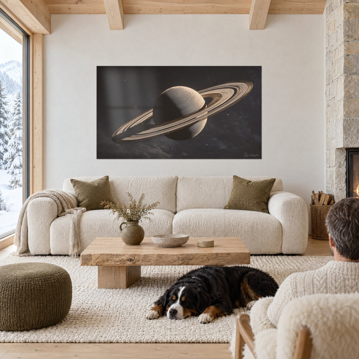 Gemälde eines riesigen Planeten mit goldenen Ringen auf schwarzem Grund, Hund liegend unter einem verschneiten Chalet, über einem Sofa in einem hellen Wohnzimmer