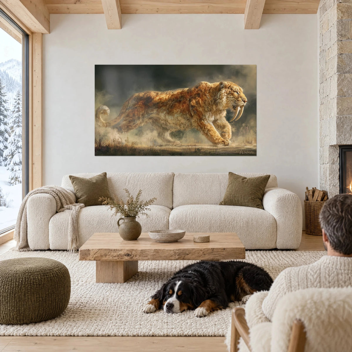 Gemälde Smilodon mit rot-cremefarbenem Fell und elfenbeinweißen Reißzähnen nach vorn, im goldenen Staub, über einem Sofa in einem hellen Wohnzimmer