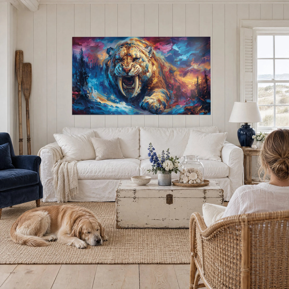Gemälde Brüllender Smilodon, elfenbeinfarbene Reißzähne und ockerfarbenes Fell auf kobaltblauem und magentafarbenem Hintergrund, über einem Sofa in einem hellen Wohnzimmer