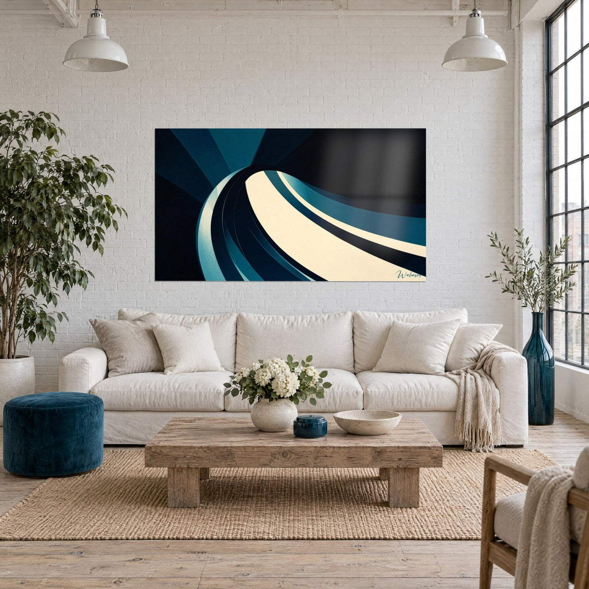 Tableau ruban incurvé crème sur fond bleu nuit et turquoise, panoramique accroché au-dessus d'un canapé dans un salon lumineux