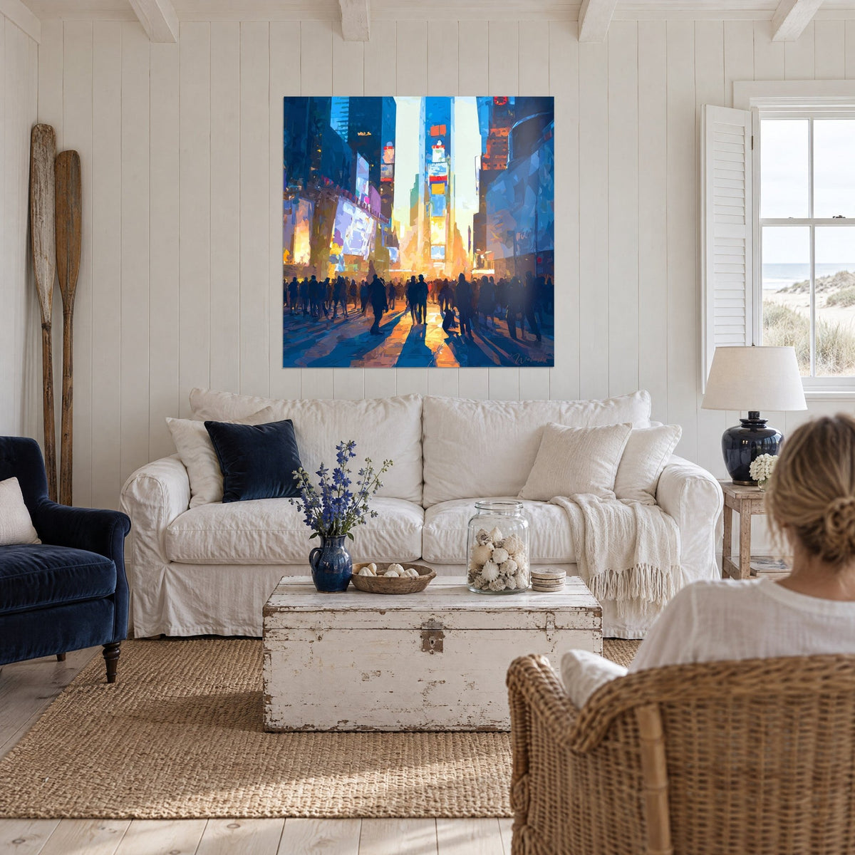 Quadro Times Square in sfaccettature blu e dorate, folla in ombre cinesi, due persone di spalle sopra un divano in un soggiorno luminoso