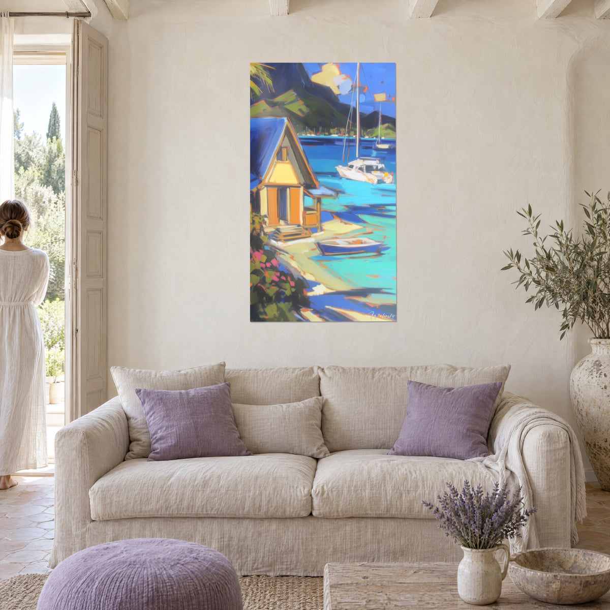 Quadro capanna di legno con persiane arancioni di fronte a una barca a vela bianca su una laguna turchese, sopra un divano in un soggiorno luminoso