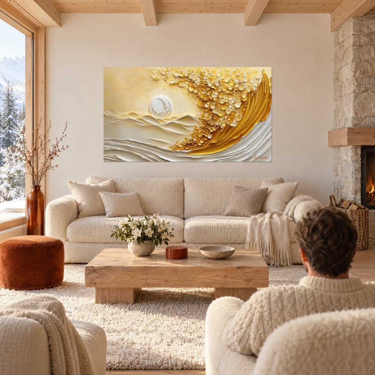 Quadro con onda dorata di scaglie ocra e sfera color crema in rilievo, due persone di spalle sopra un divano in un soggiorno luminoso