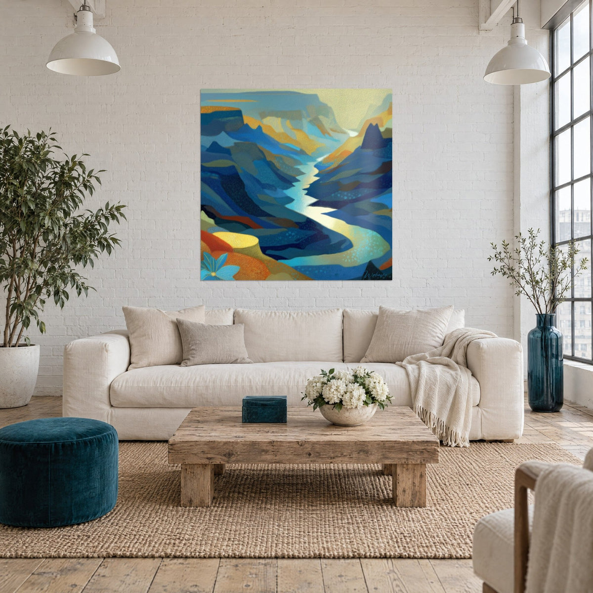 Tableau canyon aux falaises bleu cobalt et ocre doré, rivière turquoise sinueuse, au-dessus d'un canapé dans un salon lumineux