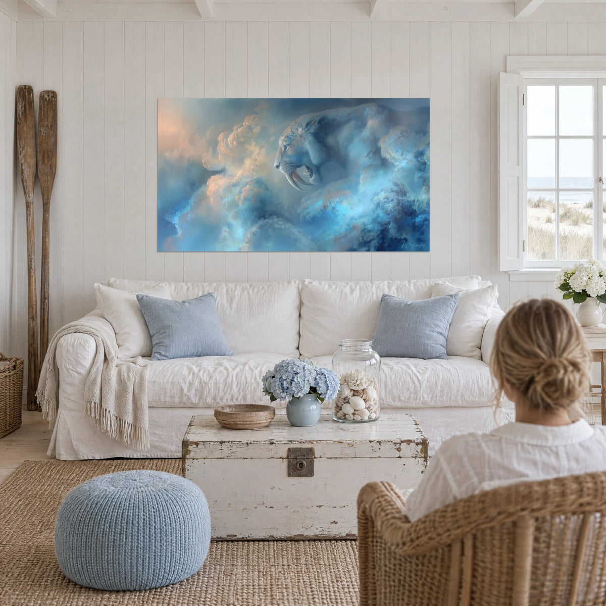 Tableau Smilodon fantomatique dans des nuages bleu glacier et pêche, au-dessus d'un canapé dans un salon lumineux