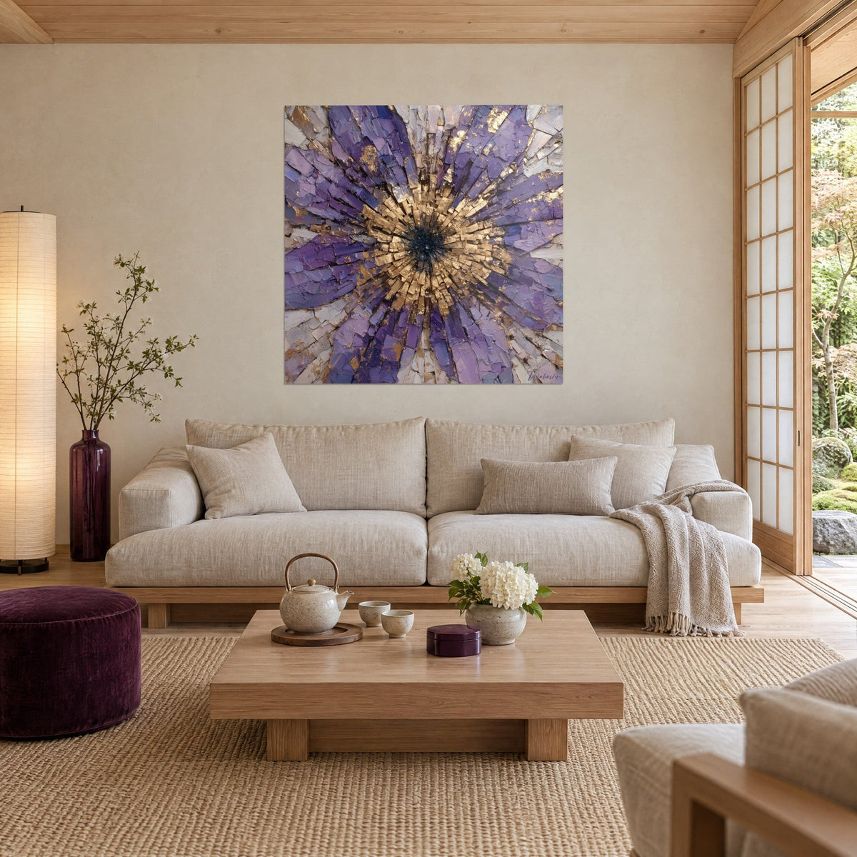 Schilderij van een open bloem met paarse bloemblaadjes en een getextureerd gouden hart, crèmekleurige bank, beige muur, boven een bank in een lichte woonkamer
