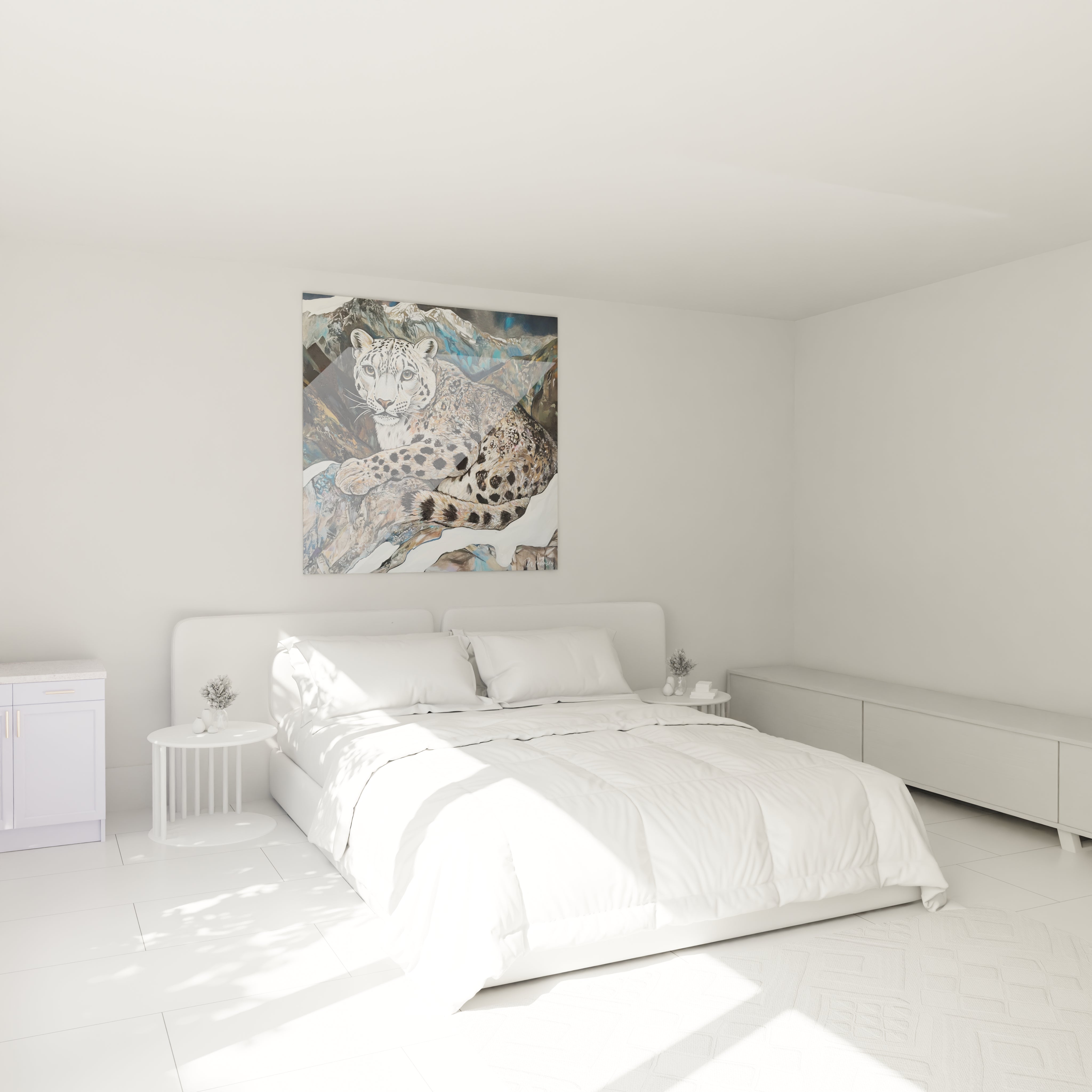 Tableau panthère des neiges Walensky accroché au-dessus d'un lit blanc dans une chambre lumineuse et minimaliste