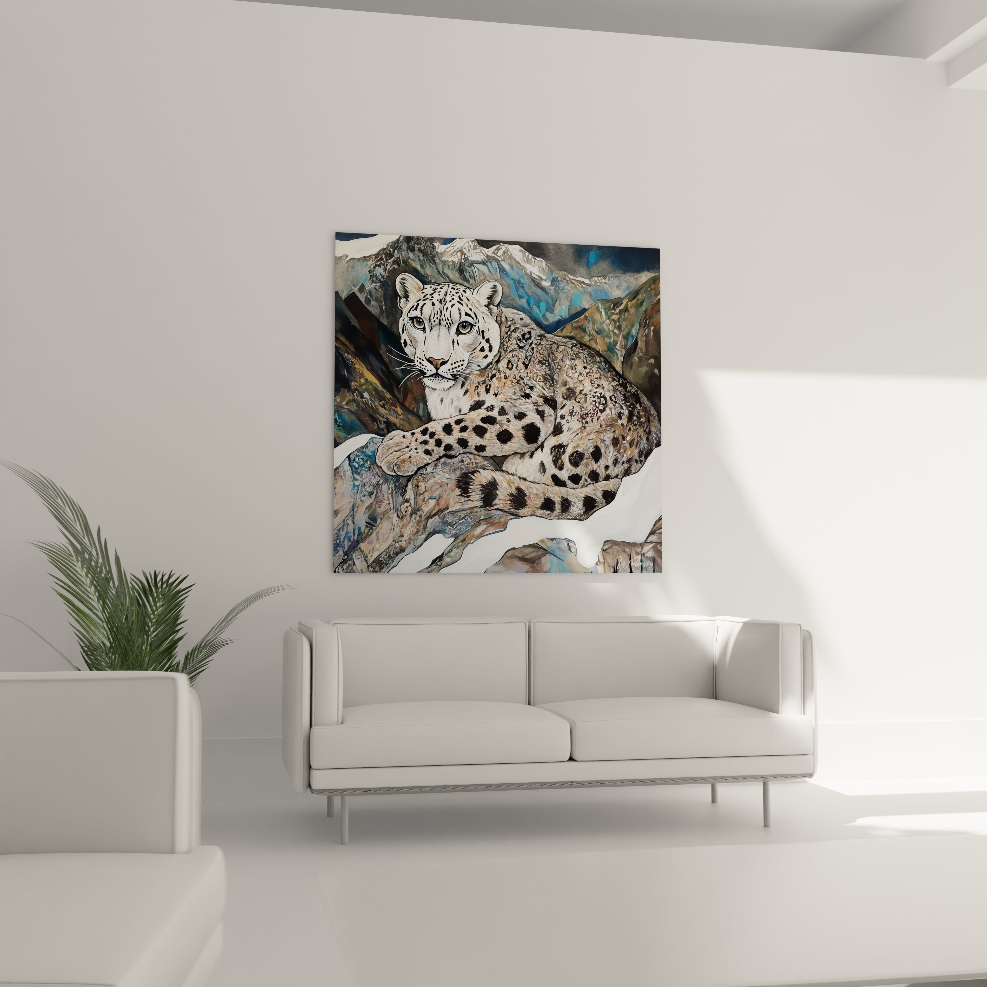 Tableau panthère des neiges Walensky accroché dans un salon moderne blanc avec canapé et plante verte