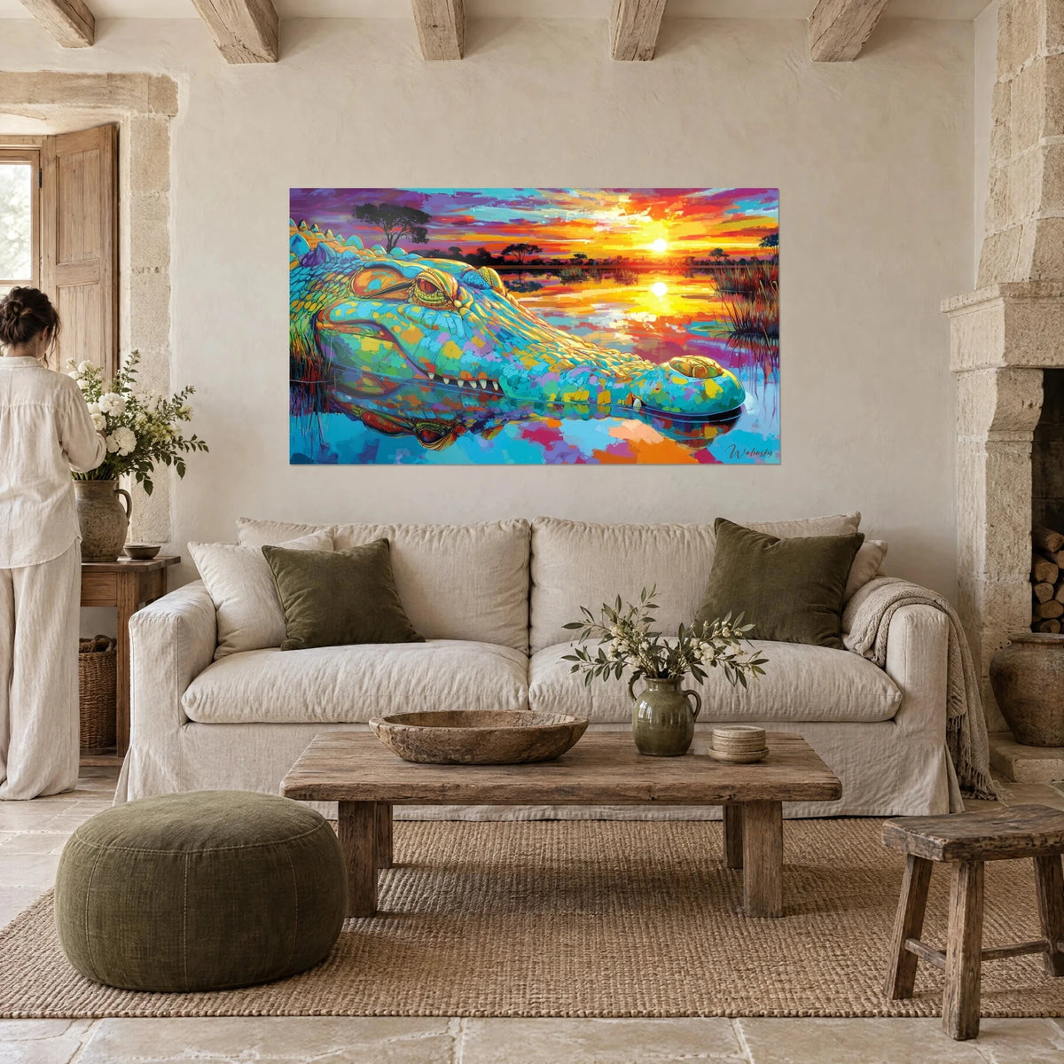 Tableau crocodile aux écailles turquoise et dorées, œil rouge et soleil orangé sur l'eau, au-dessus d'un canapé dans un salon lumineux