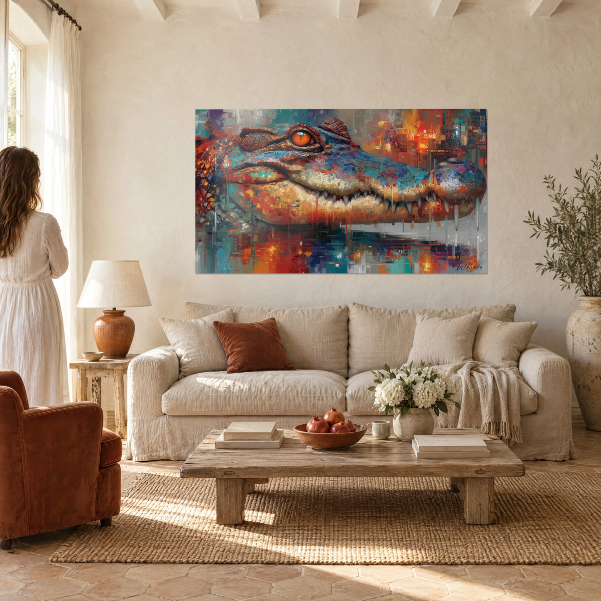 Schilderij gigantisch reptiel met een oranje oog omringd door patronen, turquoise en koperrode schubben, boven een bank in een lichte woonkamer