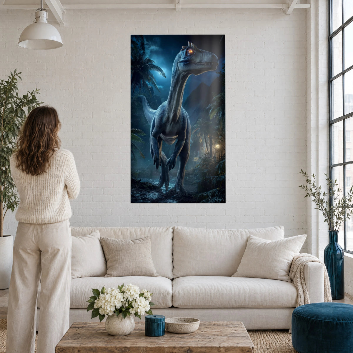 Tableau théropode au long cou bleuté et œil orangé luisant, jungle nocturne, au-dessus d'un canapé dans un salon lumineux