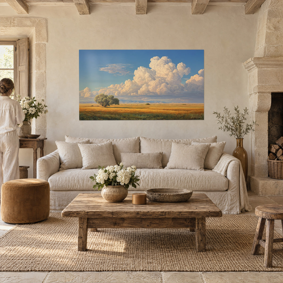 Tableau prairie dorée sous cumulus ivoire et ciel bleu, avec un chêne isolé, au-dessus d'un canapé dans un salon lumineux
