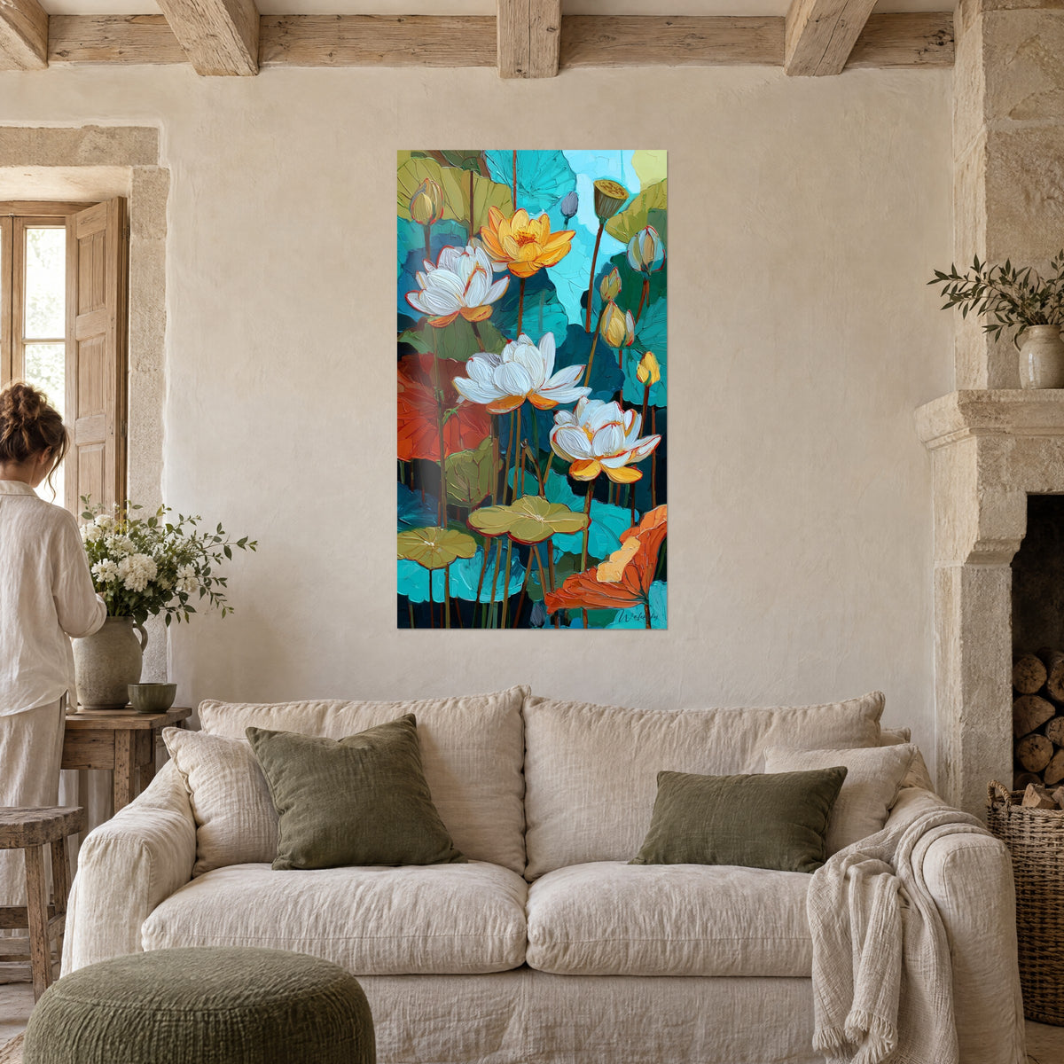 Quadro di fiori di loto bianchi dai petali madreperlacei su foglie turchesi e rame, persona di spalle, sopra un divano in un soggiorno luminoso