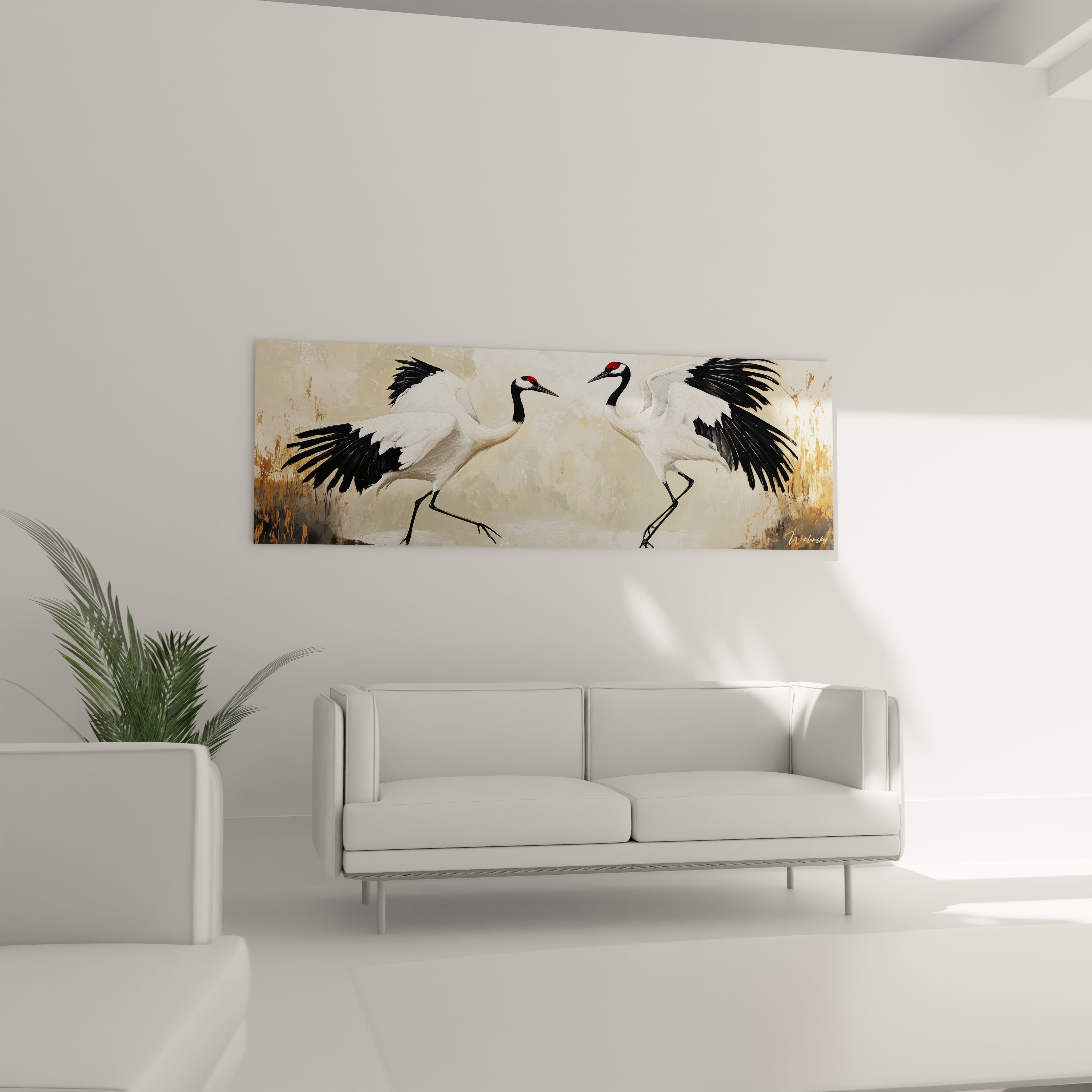 Tableau grue Walensky représentant deux grues blanches et noires avec touches de rouge suspendu au-dessus d'un canapé blanc moderne