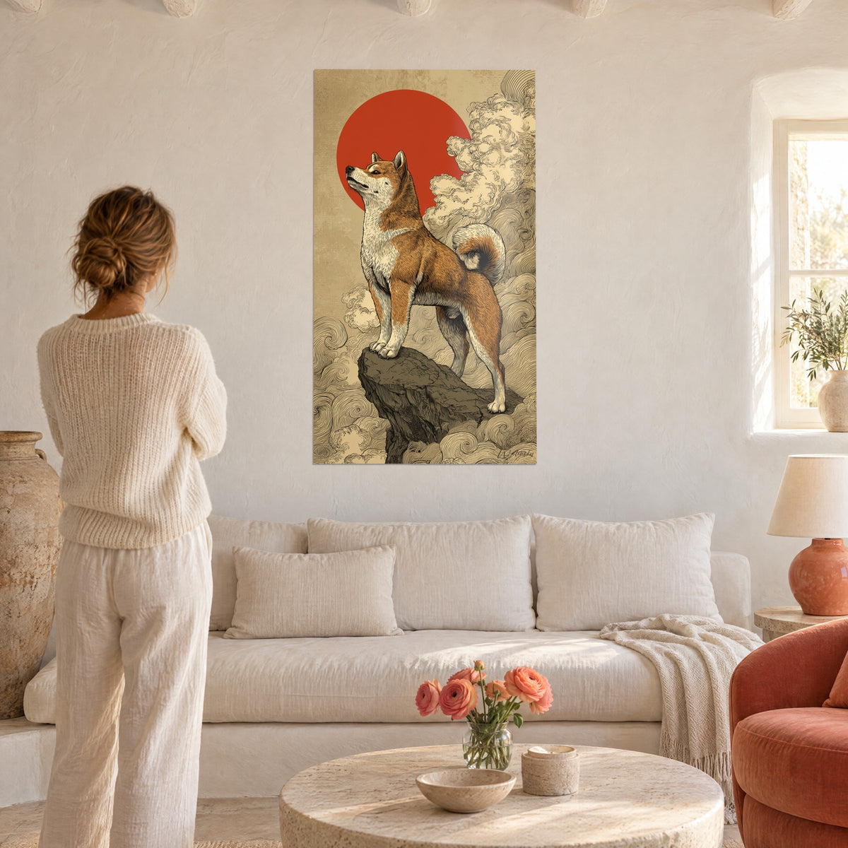 Gemälde Shiba Inu in Rot und Cremeweiß, auf seinem Felsen sitzend, roter Sonnenball im Hintergrund, über einem Sofa in einem hellen Wohnzimmer