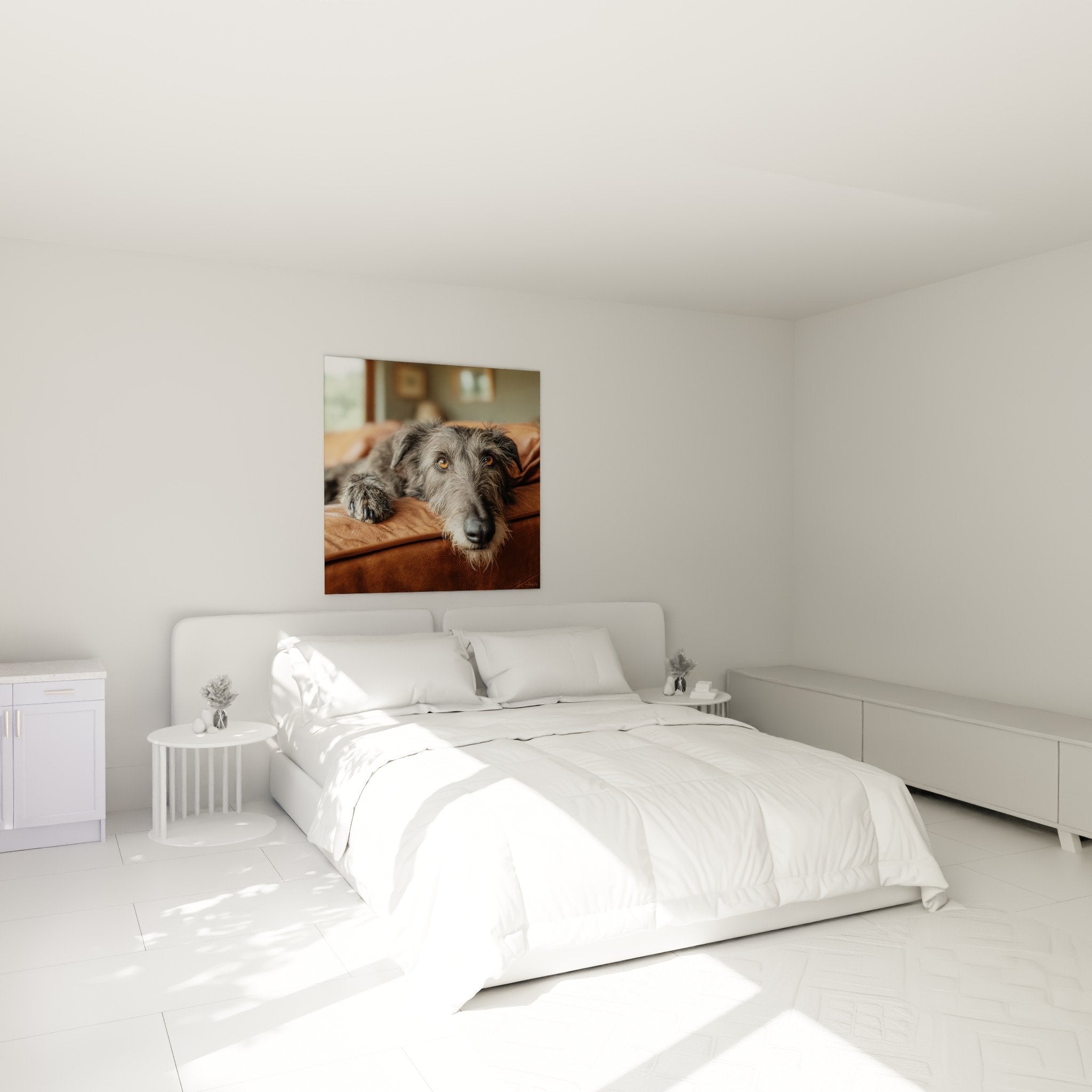 Deerhound gris sur canapé cuir exposé dans chambre moderne, décoration murale animaux domestiques