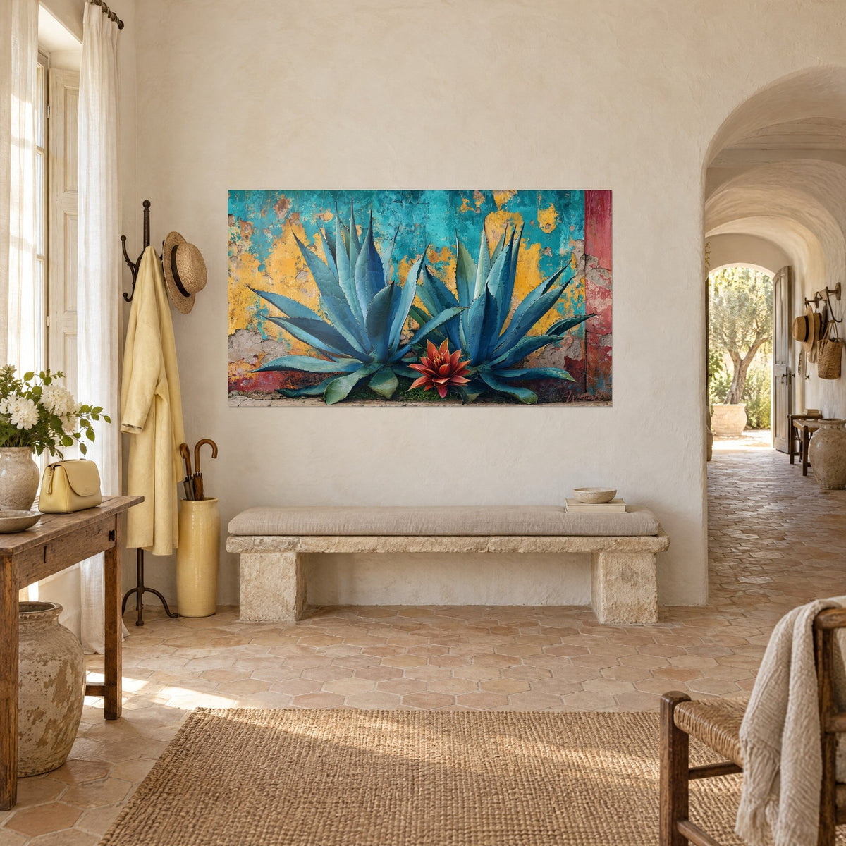 Tableau aloès géants aux feuilles acier, fleur rouge au centre, mur ocre craquelé, vu de trois-quarts dans un mas provençal