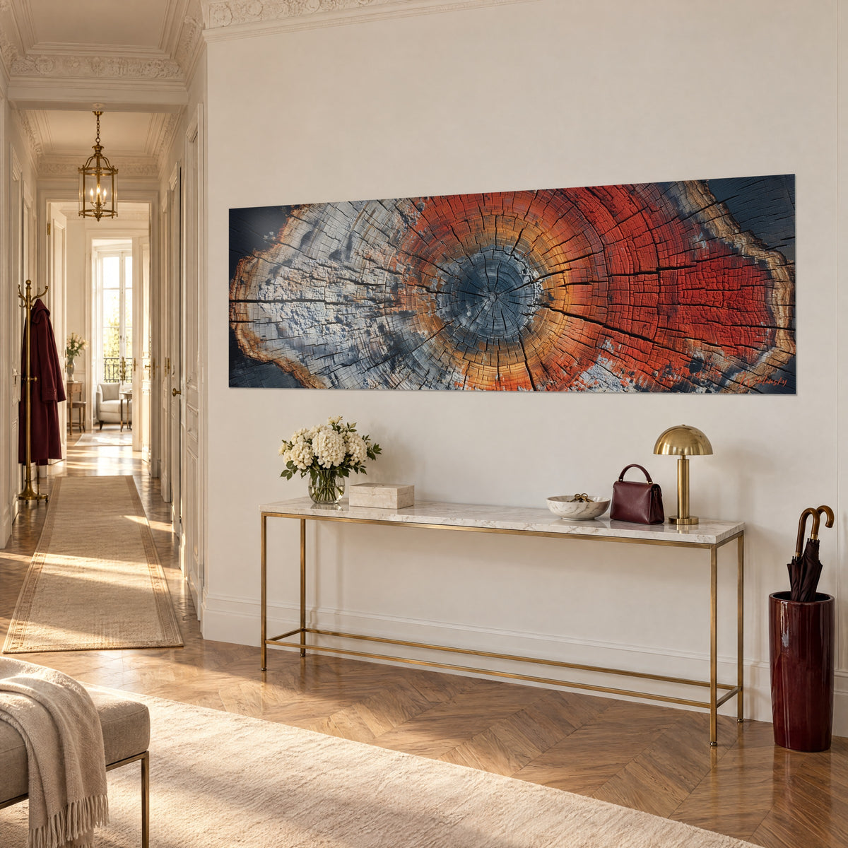 Quadro sezione di legno screpolata con cuore grigio-azzurro cerchiato di rosso mattone, sopra una consolle dorata, corridoio haussmanniano