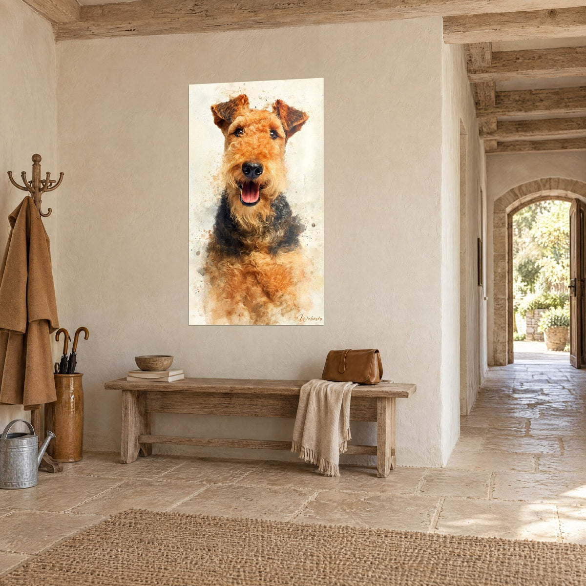 Tableau chien terrier souriant, oreilles repliées brunes et barbe cuivrée, sur mur de chaux crème, vue de trois-quarts, maison en pierre