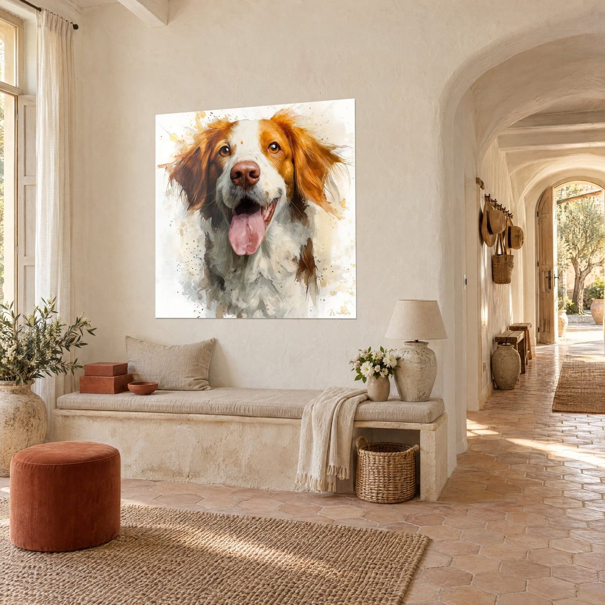 Cuadro Perro de ojos ámbar y hocico marrón, salpicaduras doradas sobre fondo crema, pared de masía provenzal en vista de tres cuartos