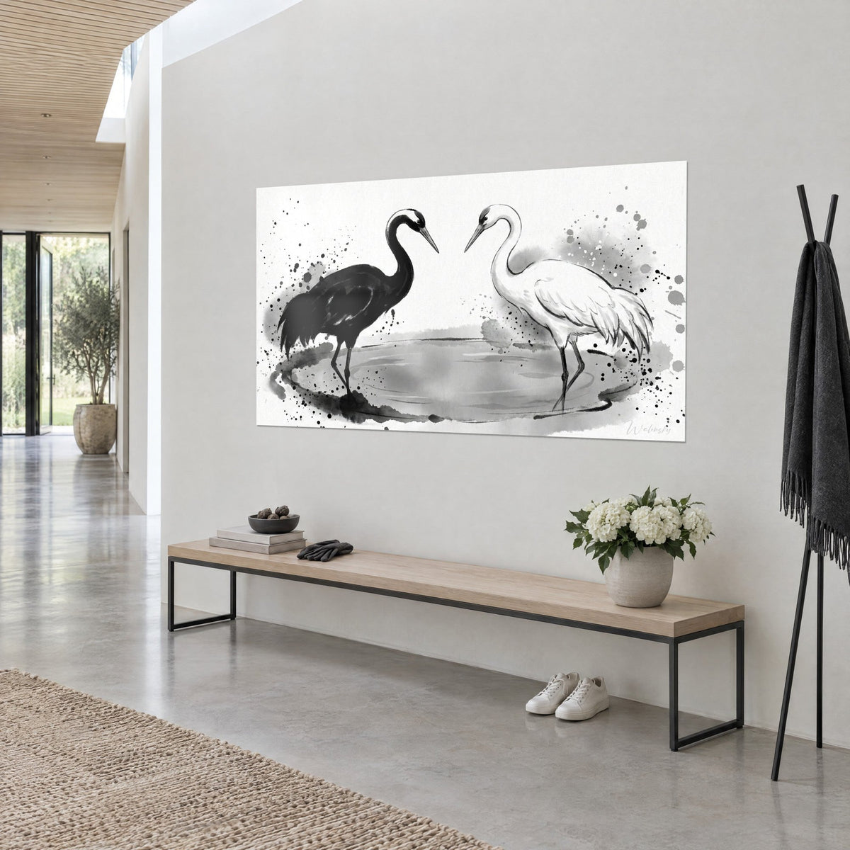 Quadro due trampolieri in duello, piumaggio carbone e bianco neve, schizzi d'inchiostro su fondo avorio, parete grigia di un ingresso luminoso