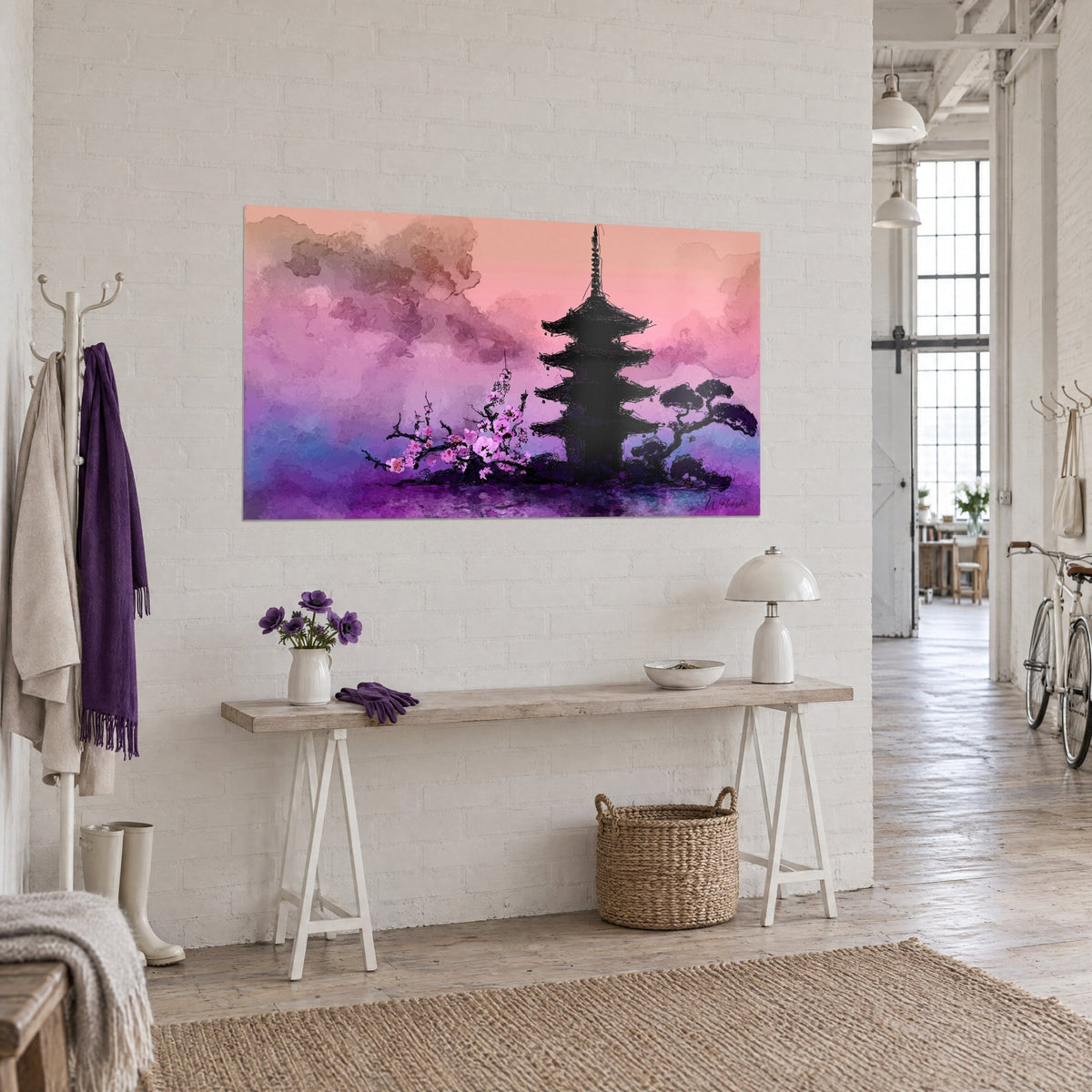 Schilderij van een Japanse tempel als inktsilhouet, abrikoos getinte mauwe wolken, roze bloeiende pruimenboom, driekwart zicht in een loft