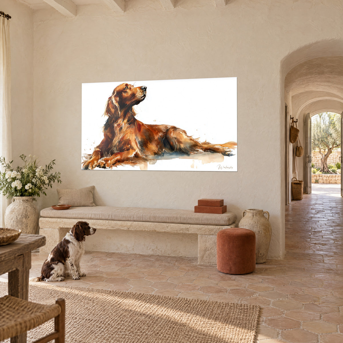 Tableau chien d'arrêt roux allongé, oreilles soyeuses cuivrées et ombres bleutées, sur un mur beige d'un mas provençal