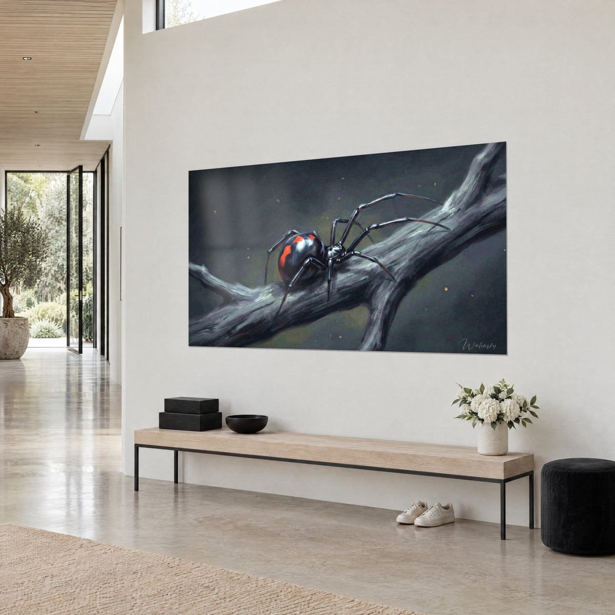 Gemälde Spinnentier mit feinen, schwarzen Beinen auf silbergrauem Holz, dunkler Hintergrund, Dreiviertelansicht über einer Holzbank in hellem Holz