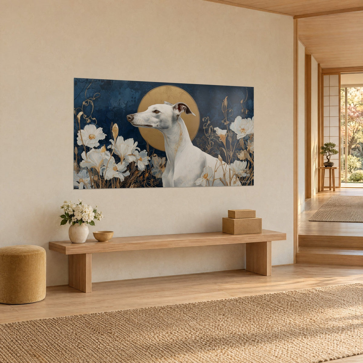 Schilderij ivoorkleurige whippet met amberkleurige ogen, gouden halo en crèmekleurige lelies op marineblauw, driekwart aanzicht in een japandi-gang