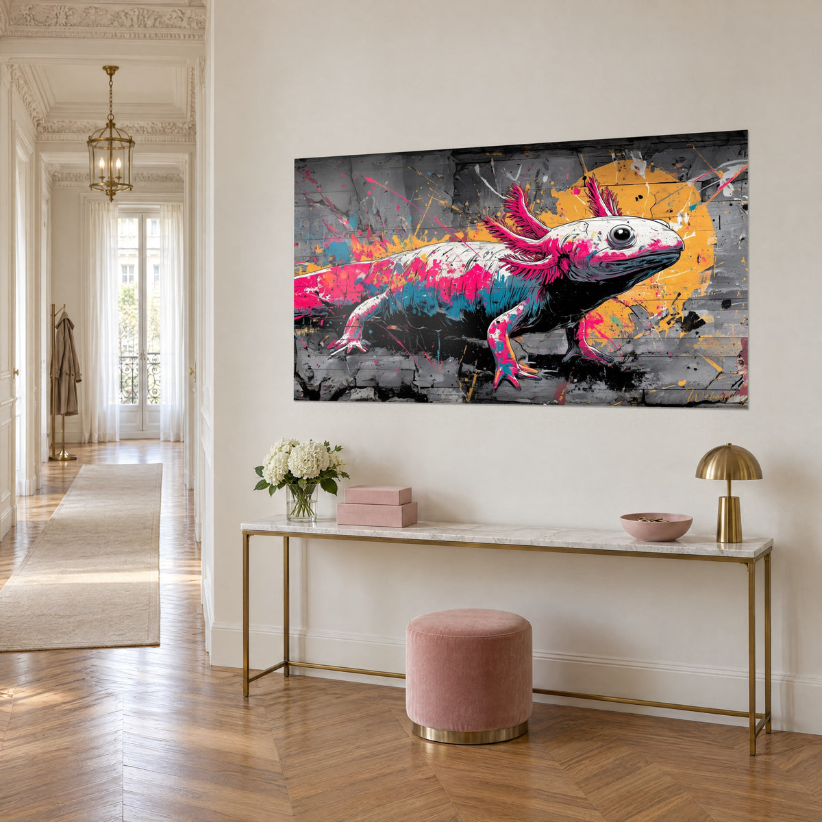 Quadro batrace bianco punteggiato di magenta e azzurro davanti a un sole ocra, appeso sopra una consolle dorata, vista di tre quarti