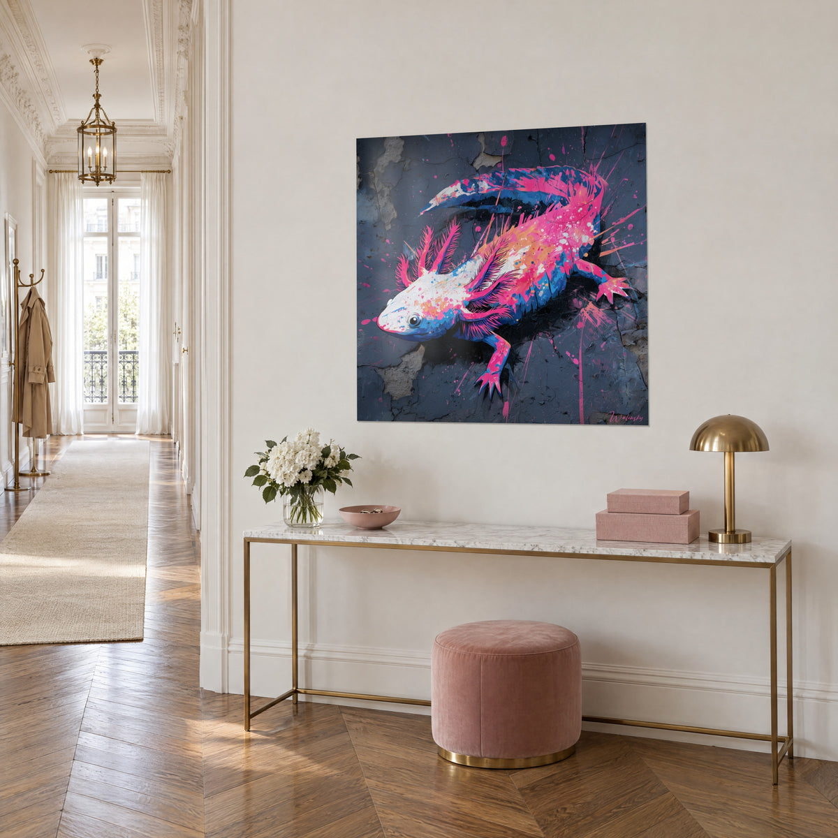 Tableau amphibien rose et blanc nacré aux taches orange, queue bleu roi courbée sur béton gris craquelé, vue de trois-quarts dans un couloir haussmannien