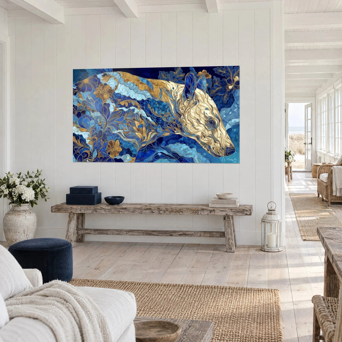 Tableau mammifère fossile aux volutes dorées sur flots indigo, oreille dressée, vue de trois-quarts sur un mur blanc