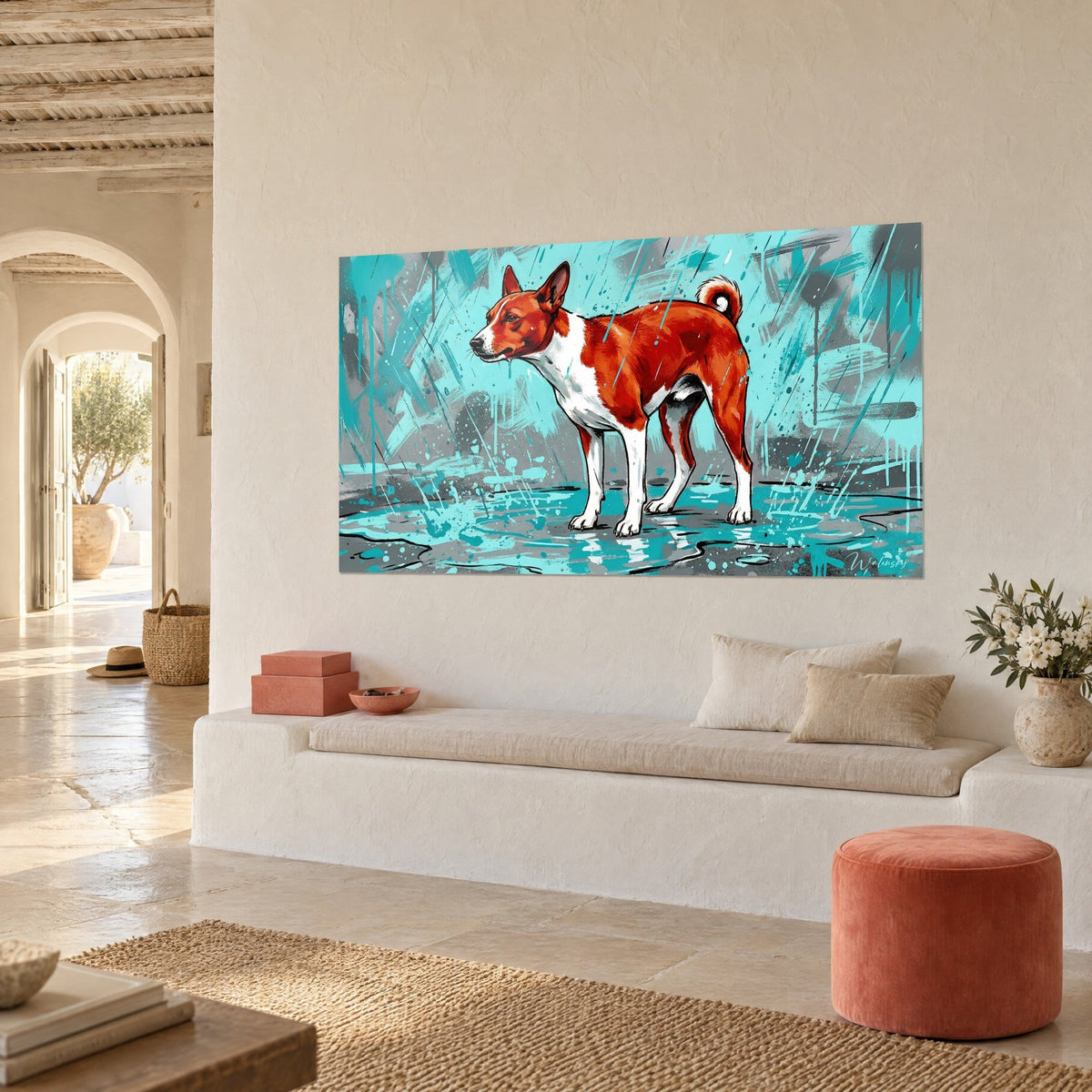 Quadro cane rossiccio dalle orecchie dritte, pozza turchese e sfondo grigio fluido, parete color crema di una casa mediterranea