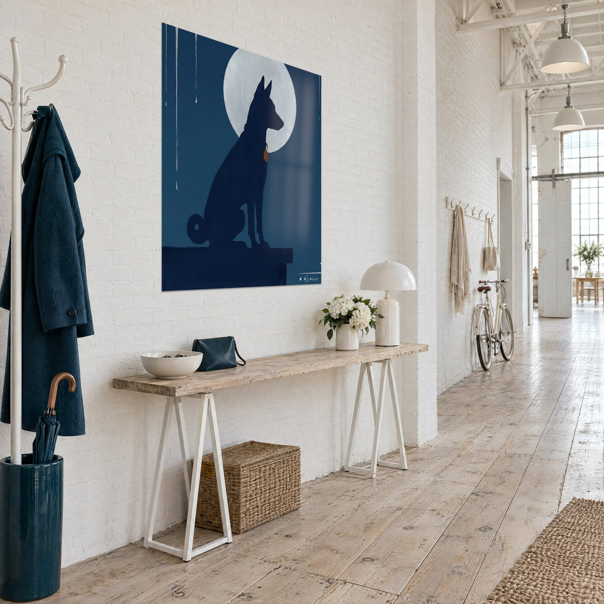 Tableau chien noir assis de profil, oreilles dressées et médaille cuivrée, lune pâle sur fond bleu pétrole, vu de trois-quarts dans un loft