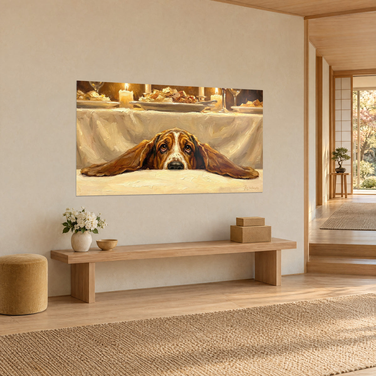 Cuadro de un perro de mirada triste asomando por el borde de una mesa beige, luz dorada de velas, pared clara de un pasillo japandi
