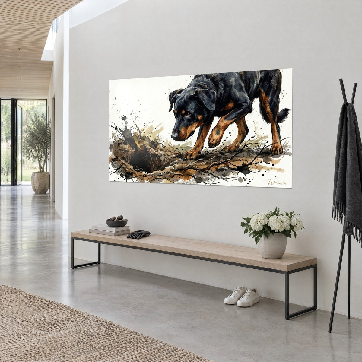 Quadro cane da pastore con il muso a terra, pelo ebano e fulvo, radici nere e macchie d'inchiostro, parete bianca, panca in legno