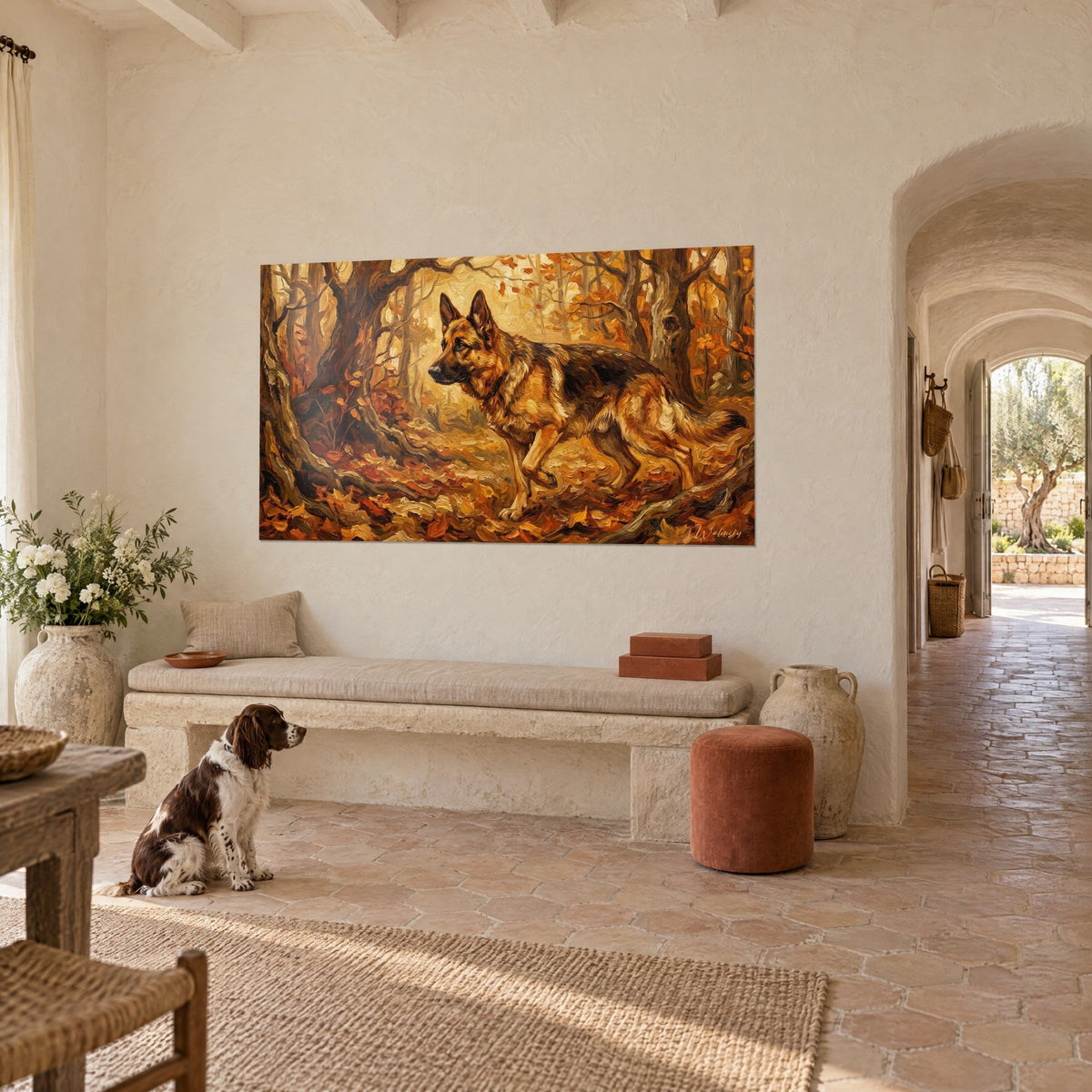 Schilderij van een vale en zwarte Duitse herder op een tapijt van oranje bladeren, een zittende spaniël voor een bankje in een Provençaals landhuis