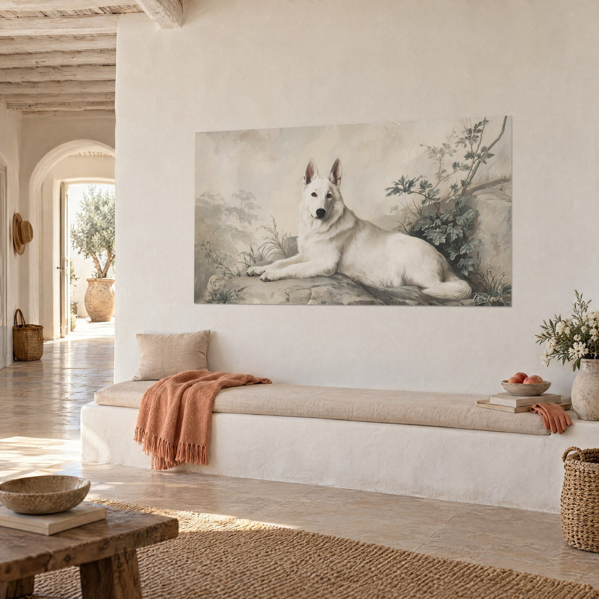 Quadro cane bianco dallo sguardo ambrato sdraiato su una roccia grigia, sfondo beige, sulla parete di un soggiorno mediterraneo in vista a tre quarti