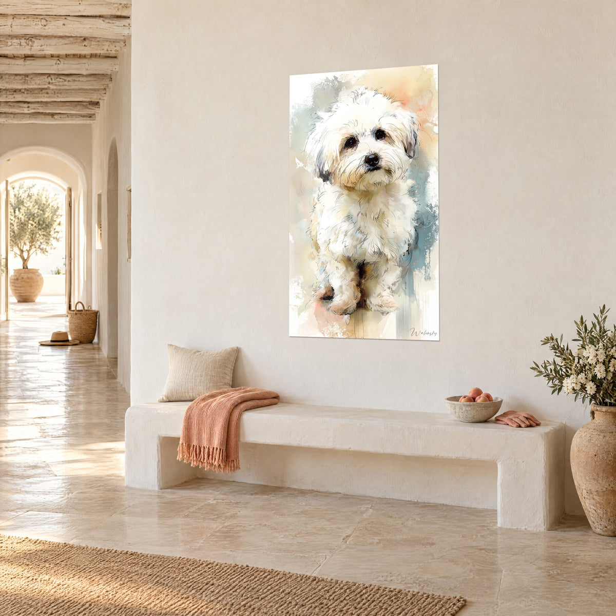 Cuadro de pequeño perro rizado blanco marfil en acuarela, toques naranja y gris azulado, colgado en una pared beige junto a un banco de piedra