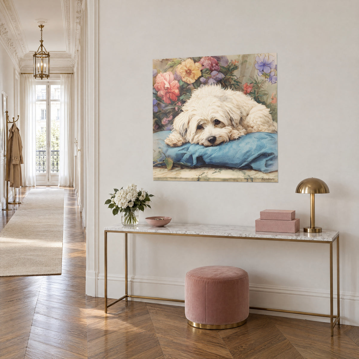 Gemälde kleiner weißer Hund mit zärtlichem Blick, Schnauze auf einem blauen Kissen, gelbe und rosa Blumen, in einem Altbau-Flur im Haussmann-Stil