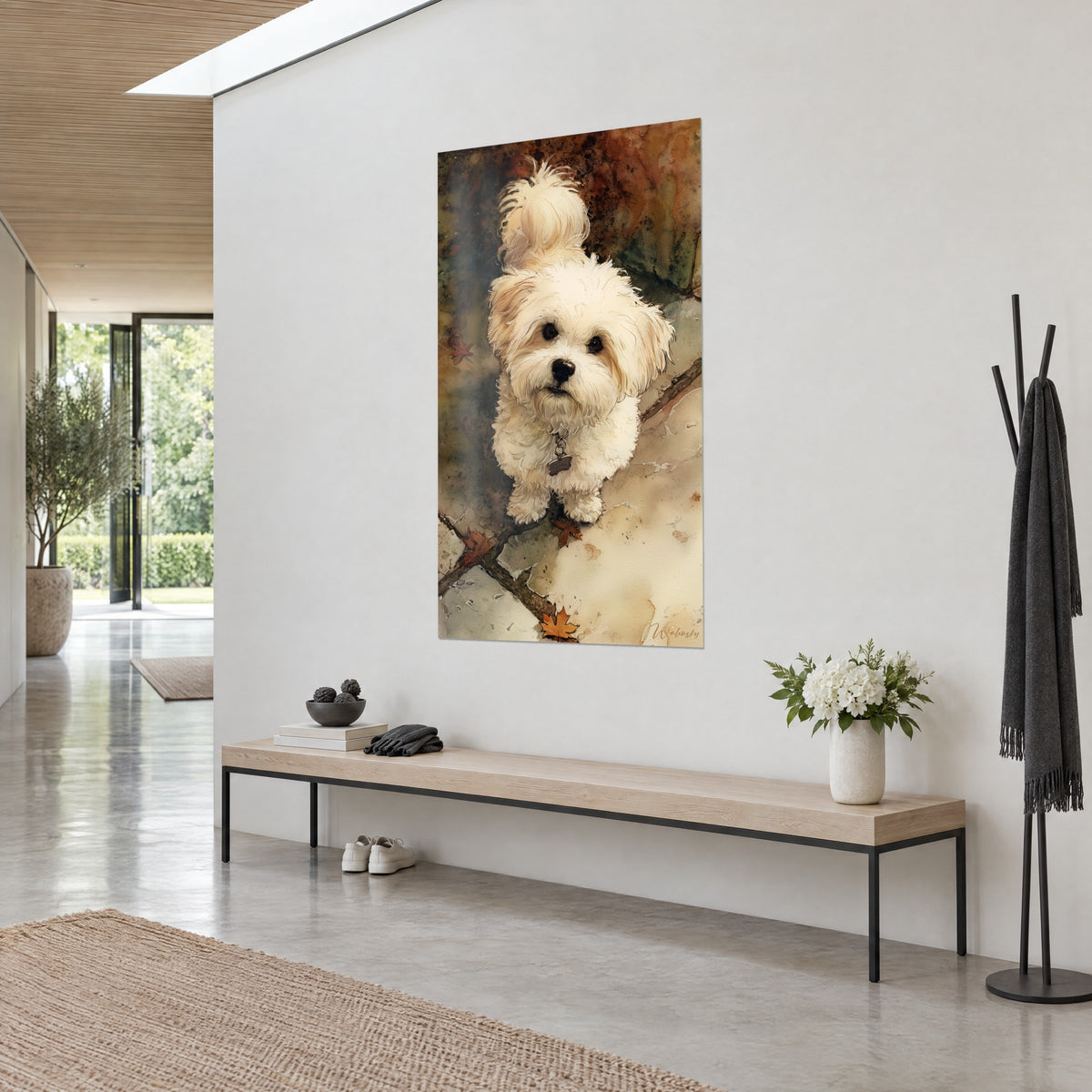 Schilderij klein zijdezacht hondje met ivoorkleurige opstaande pluim, bruine en mosgroene achtergrond, driekwartaanzicht in de gang van een architectenwoning
