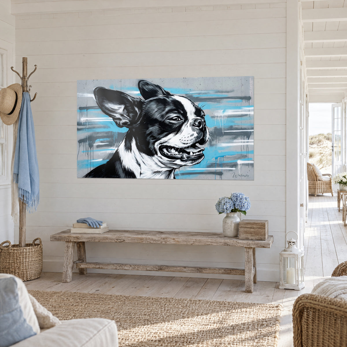 Schilderij portret van een buldog, rechtopstaande oren, grijze verfdruppels op turquoise achtergrond, driekwartaanzicht, huis aan zee
