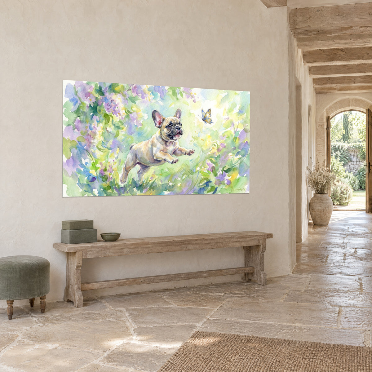 Tableau petit bouledogue aux oreilles roses en plein saut, fleurs lavande et fond vert pomme, vue de trois-quarts, maison en pierre